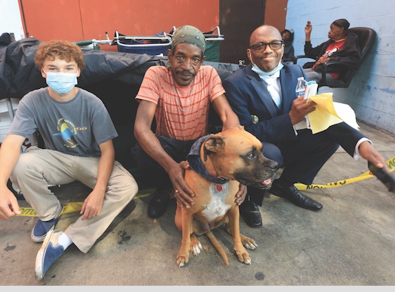 Жилищный кризис США: массовые переезды в дома на колесах | Новинка для бездомных: мобильный дом-​палатка, диван, сортир и стол в одном флаконе