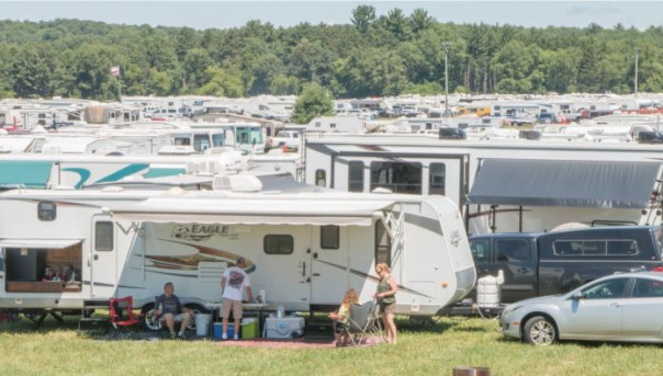 Жилищный кризис США: массовые переезды в дома на колесах | Новинка для бездомных: мобильный дом-​палатка, диван, сортир и стол в одном флаконе